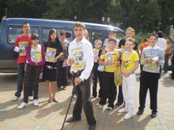 Фото. Владивосток, дети из школы-интерната на ознакомительной экскурсии в Покровском кафедральном соборе