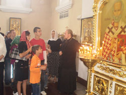 Фото. Владивосток, игумен Тихон (Иршенко), дети из школы-интерната в Покровском кафедральном соборе