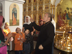 Фото. Владивосток, игумен Тихон (Иршенко), дети из школы-интерната в Покровском кафедральном соборе