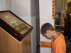 Фото. Владивосток, дети из школы-интерната на ознакомительной экскурсии в Покровском кафедральном соборе