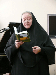 Фото. Владивосток, заведующая епархиальной библиотекой монахиня Эсфирь