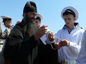 Фото. Владивосток. Викарий епархии благословил курсантов парусника «Надежда»