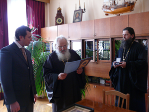 Архиепископ Вениамин награждает В. Л. Каспина