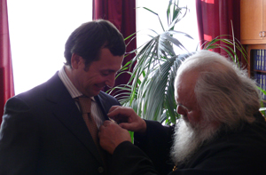 Архиепископ Вениамин награждает генерального директора КФК В. Л. Каспина