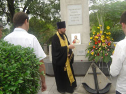 Фото. Хошимин, заупокойная панихида у могилы моряков российского крейсера "Варяг"