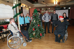 Фото. Владивосток, активисты православного молодежного движения посетили инвалидов-колясочников города с праздничной программой