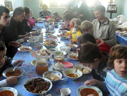 Фото. Паломническая поездка, дети в монастырской трапезной
