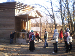 Фото. с. Линевичи, дети у часовни святых Царственных Страстотерпцев