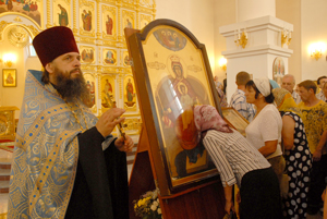 Поклонение святыне. Фото Игоря Кравца