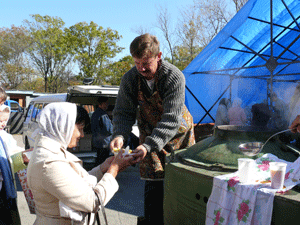 Фото. Владивосток. Праздничная трапеза в престольный праздник Покровского кафедрального собора