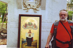 Фото. Порт-Артур, иконописец Михаил Осипенко и список Порт-Артурской иконы