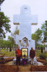 Фото. Порт-Артур, иконописец Михаил Осипенко и Андрей Савостицкий у креста в память погибших
