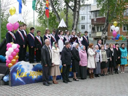 Фото. Владивосток, последний звонок в Православной гимназии, выпускники и родители