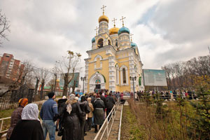 Фото. Владивосток. Очередь к Поясу Пресвятой Богородицы в Покровский кафедральный собор