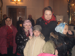 Фото. Владивосток, дети с проблемами опорно-двигательного аппарата посетили Покровский кафедрвльный собор