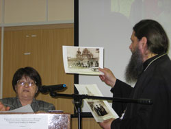 Фото. Владивосток, протоиерей Александр Талько и краевед Нелли Мизь