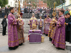Фото. Владивосток, архиепископ Вениамин совершил чин освящения колоколов для звонницы Успенского храма 