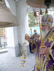 Фото. Владивосток, архиепископ Вениамин совершил чин освящения колоколов для звонницы Успенского храма 