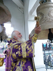 Фото. Владивосток, архиепископ Вениамин совершил чин освящения колоколов для звонницы Успенского храма 