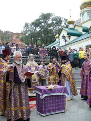 Фото. Владивосток, архиепископ Вениамин совершил чин освящения колоколов для звонницы Успенского храма 