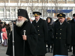 Фото. Архиепископ Владивостокский и Приморский Вениамин вручает офицеру ТОФ архиерейскую грамоту
