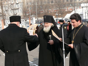 Фото. Архиепископ Владивостокский и Приморский Вениамин вручает офицеру ТОФ архиерейскую грамоту