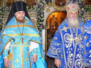 Фото. Владивосток, владыка Вениамин представляет нового настоятеля Успенского храма игумена Николая (Чашина)