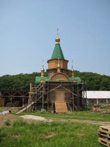 Строящийся монастырский храм