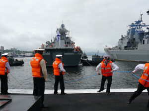 Фото. Владивосток. Встреча отряда кораблей ТОФ во главе с гвардейским ракетным крейсером «Варяг»