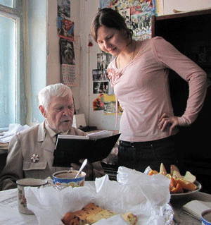 Фото. Владивосток, акция Дальневосточного Георгиевского комитета «А ты поздравил ветерана?»