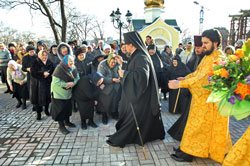 Фото. Владивосток, викарий Патриарха Московского и всея Руси Кирилла епископ Солнечногорский Сергий (Чашин) совершил Всенощное бдение в Успенском храме