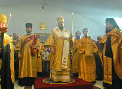 Фото. Владивосток, викарий Патриарха Московского и всея Руси Кирилла епископ Солнечногорский Сергий (Чашин) совершил Всенощное бдение в Успенском храме