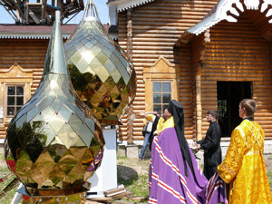 Епископ Уссурийский Сергий освящает купола храма в п. Сержантово