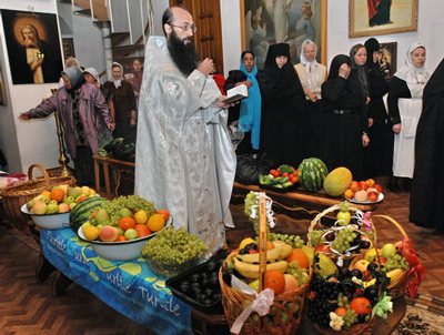 Фото. Освящение яблок и фруктов