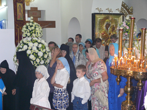 Фото. Архиепископ Вениамин возглавил богослужение в престольный праздник Успенского храма
