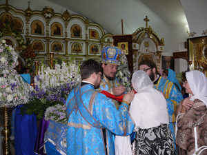 Фото. Архиепископ Вениамин возглавил богослужение в престольный праздник Успенского храма