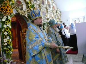 Фото. Архиепископ Вениамин возглавил богослужение в престольный праздник Успенского храма