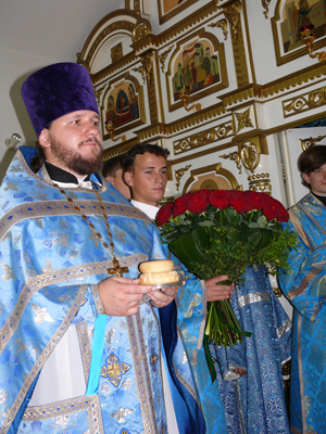 Фото. Архиепископ Вениамин возглавил богослужение в престольный праздник Успенского храма
