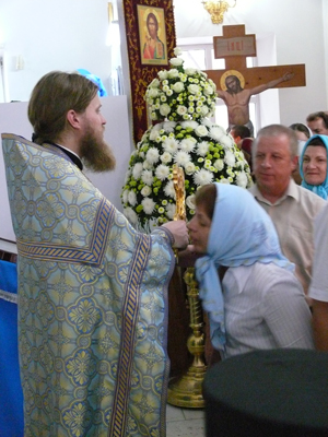 Фото. Архиепископ Вениамин возглавил богослужение в престольный праздник Успенского храма