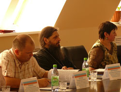 Фото. Владивосток, протоиерей Александр Талько на заседании круглого стола "Власть и общество в борьбе с наркоагрессией"