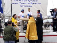 Священники переносят икону на яхту 