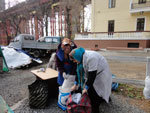 Владивосток. Добровольцы службы милосердия Успенского храма отбирают вещи, пожертвованные для передачи бездомным