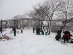 Владивосток. Добровольцы службы милосердия Успенского храма раздают пищу бездомным в районе железнодорожного депо (между остановками «Луговая» и «Спортивная»)
