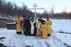 Фото, село Амгу. Епископ Арсеньевский и Дальнегорский Гурий, в ходе миссионерской поездки по таежным селам Тернейского района, благословил установку Поклонных крестов