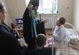 Фото. Владивосток. 7 января 2013 года, в Рождество Христово, епископ Иннокентий, священники и прихожане Успенского храма навестили пациентов хирургического отделения Городской клинической больницы № 1