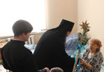 Владивосток. 7 января 2013 года, в Рождество Христово, епископ Иннокентий, священники и прихожане Успенского храма поздравили с праздником пациентов хирургического отделения Городской клинической больницы № 1