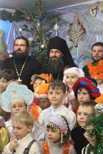 Фото. Владивосток. 8 января 2013 года, в попразднство Рождества Христова, викарий Владивостокской епархии епископ Уссурийский Иннокентий посетил Рождественскую елку, участниками которой стали воспитанники Епархиальной Воскресной школы