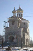 Фото. Приморский край. Село Хмыловка. Январь 2013 года. На строящийся Свято-Иверский храм установлены купола