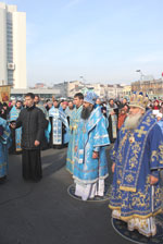 Фото. Владивосток. 4 ноября 2012 года, в День народного единства и празднования Пресвятой Богородице, в честь Ее иконы, именуемой «Казанская», в память 400-летия обретения российской государственности, митрополит Владивостокский и Приморский Вениамин и викарий Владивостокской епархии епископ Уссурийский Иннокентий совершили на центральной городской площади Соборный Благодарственный молебен