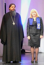 Фото. Владивосток. Президент Приморского краевого общественного благотворительного фонда «Мама» Н.В. Изотова и руководитель отдела по социальному служению Владивостокской епархии протоиерей Александр Талько